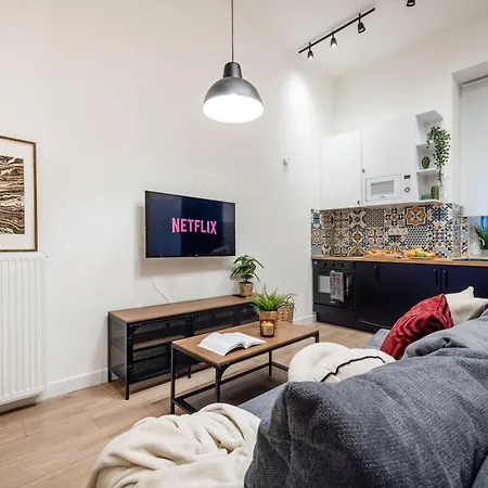 Chic Urban Retreat- Near Opera & Basilica Apartment