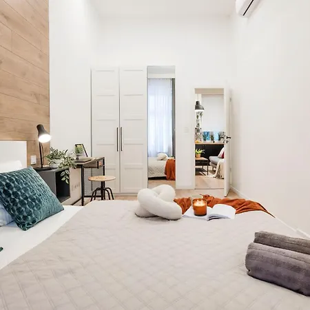 Chic Urban Retreat- Near Opera & Basilica *